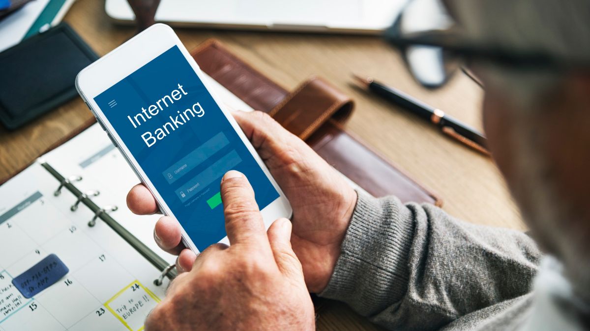 Factors To Consider When Choosing an Online Bank