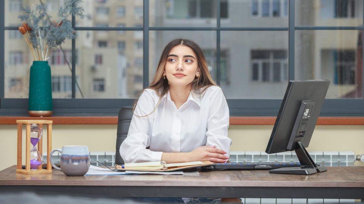 What Are the Characteristics of a Modern Desk?